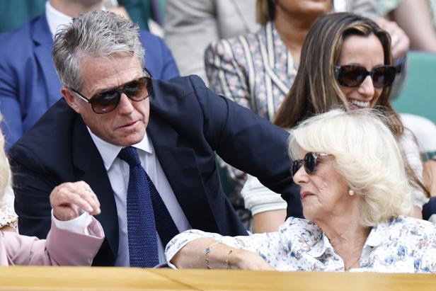 Hugh Grant und Königin Camilla bei den Wimbledon Championships 2025.
