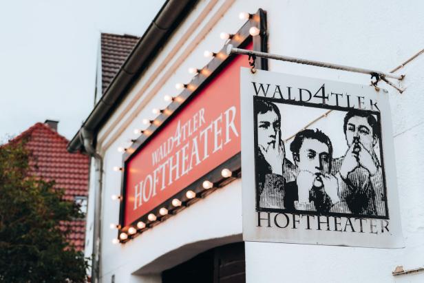 Aufnahme vom Eingang des Waldviertler Hoftheaters.
