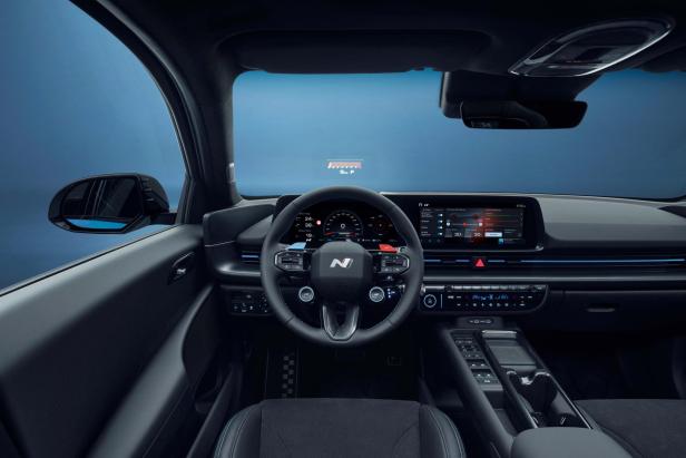 Das Interieur des IONIQ 6 N erinnert optisch stark an das seines Vorgängers.