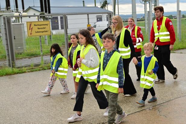 Gut sichtbar unterwegs: Die Gruppe erkundet das Kraftwerksgelände.