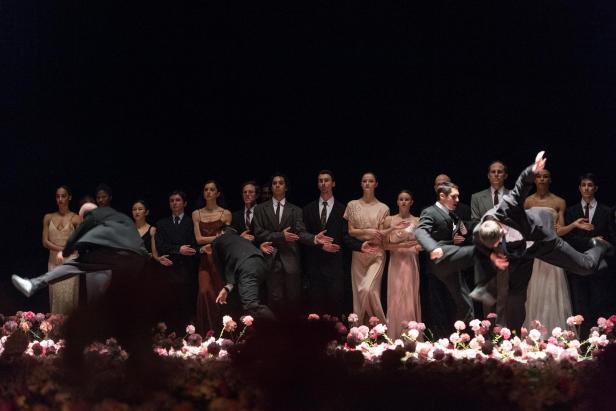 Tanztheater Wuppertal Pina Bausch + Terrain Boris Charmatz Nelken. Ein Stück von Pina Bausch