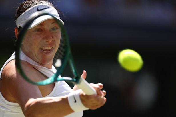 Eine Tennisspielerin schlägt einen Ball während eines Matches in Wimbledon.