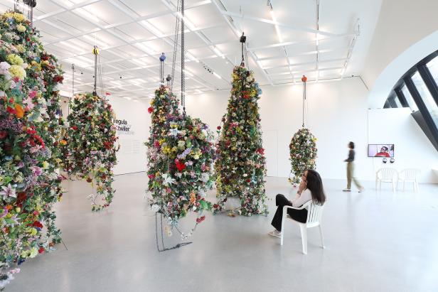 Installation von Regula Dettwiler, Blumensträuße hängen von der Decke