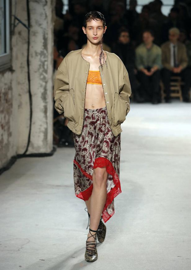 Ein Model läuft über den Laufsteg bei der Dries Van Noten Ready to Wear Spring/Summer 2025 Fashion Show.