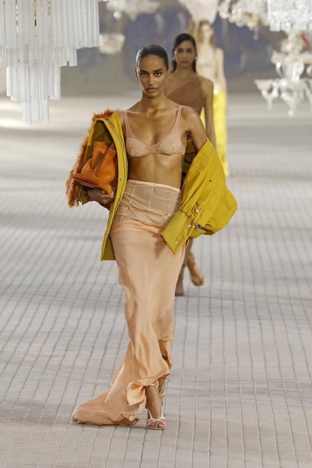 Ein Model präsentiert ein Outfit von The Attico auf der Mailänder Modewoche Frühjahr/Sommer 2025.