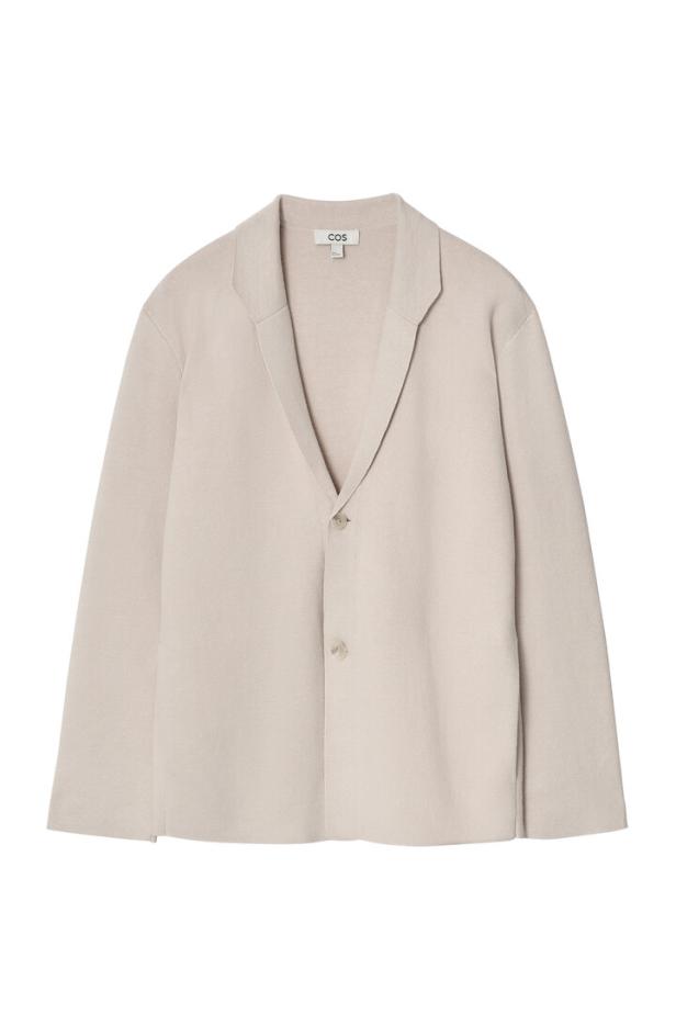 Ein hellbeiger Blazer mit zwei Knöpfen der Marke COS.