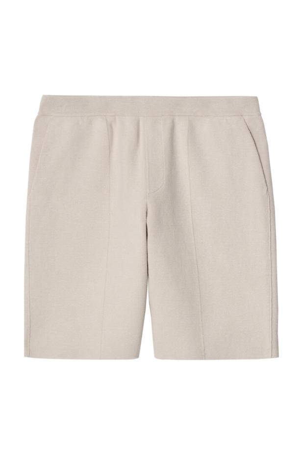Eine beigefarbene Shorts mit Gummibund und Taschen.