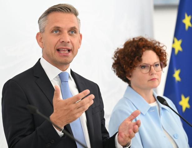 Wirtschaftsminister Wolfgang Hattmannsdorfer, Staatssekretärin Elisabeth Zehetner PK WIRTSCHAFTSMINISTERIUM "BEGUTACHTUNGSSTART ELEKTRIZITÄTSWIRTSCHAFTSGESETZ (ELWG)": HATTMANNSDORFER / ZEHETNER