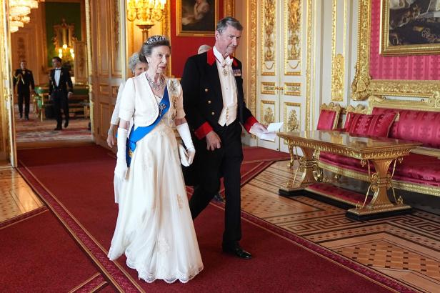 ...und in eleganter Abendrobe mit Tiara an der Seite ihres Mannes Sir Timothy Laurence