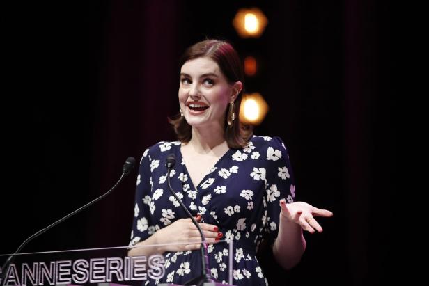 Eine Frau spricht auf dem Cannes International Series Festival.