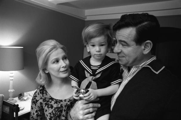 Walter Matthau mit seiner Ehefrau Carol und Sohn Charlie. Aufnahme aus dem Jahr 1965. Walter Matthau mit seiner Ehefrau Carol und Sohn Charlie. Aufnahme aus dem Jahr 1965.