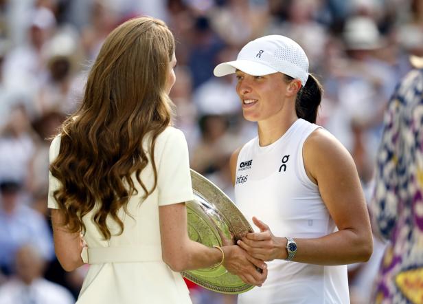 Kate Middleton überreicht Iga Świątek die Trophäe der Wimbledon Championships.