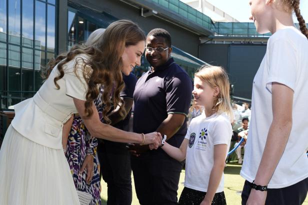 Prinzessin Kate im Gespräch mit der achtjährigen Lydia Lowe Wimbledon 2025 - Day Thirteen - All England Lawn Tennis and Croquet Club