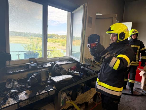 Einsatzkräfte bei der Explosion in einer Werkstatt in Bad Fischau