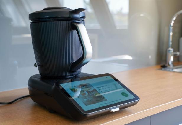 Der neue Thermomix 7 steht auf der Arbeitsfläche der Küchenzeile.