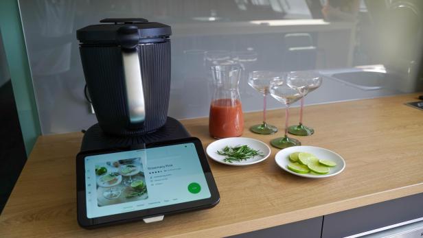 Der Thermomix 7 steht auf der Arbeitsfläche der Küche, daneben die Zutaten für einen Aperitif.