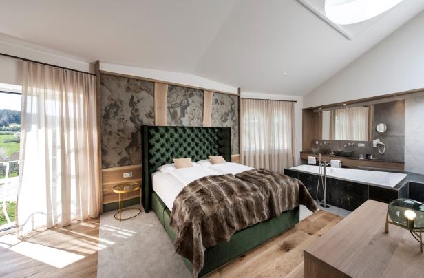 Ein schön und gemütlich dekoriertes Schlafzimmer eines Erwachsenenhotels.