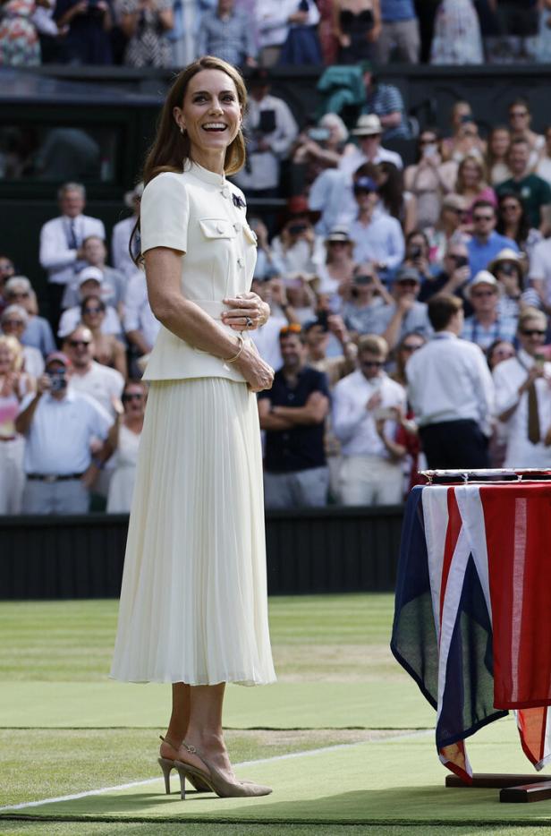 Catherine, Princess of Wales, lächelt auf dem Rasen von Wimbledon.