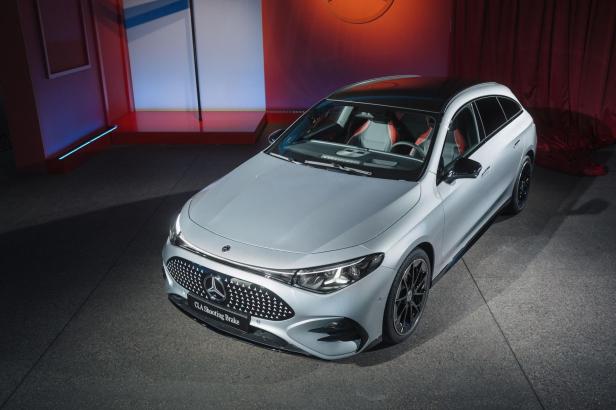 Ein silberner Mercedes-Benz CLA Shooting Brake vor einem roten Hintergrund.