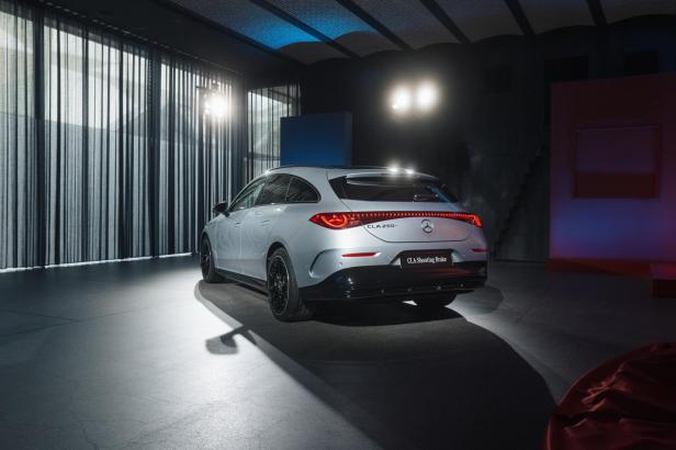Ein silberner Mercedes-Benz CLA 250 Shooting Brake von hinten in einem Studio.
