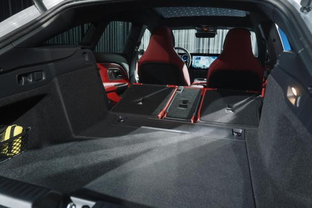 Der Kofferraum eines CLA Shooting Brake mit umgeklappten Rücksitzen.