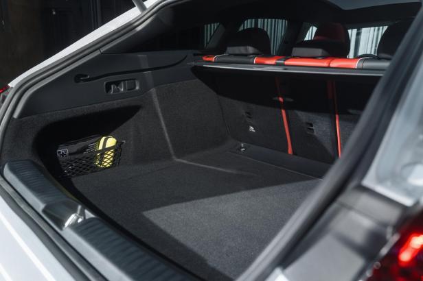 Der Kofferraum eines CLA Shooting Brake mit einem Verbandskasten im Netz.