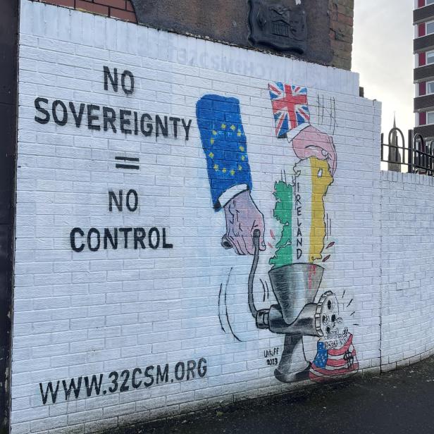 Ein Graffito in Belfast zeigt eine Karikatur über Souveränität und Kontrolle. Ein Graffito in Belfast zeigt eine Karikatur über Souveränität und Kontrolle.
