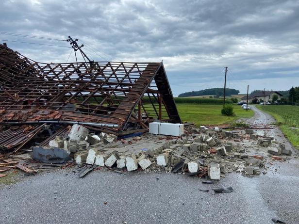 Durch Unwetter zerstörtes Gebäude