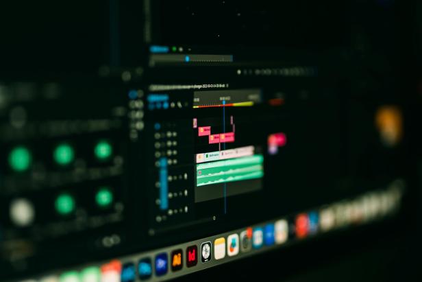 Ein Computerbildschirm zeigt ein Video-Bearbeitungsprogramm in Aktion.