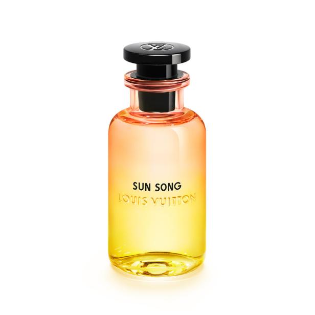 Eine Flasche „Sun Song“ von Louis Vuitton vor einem weißen Hintergrund.