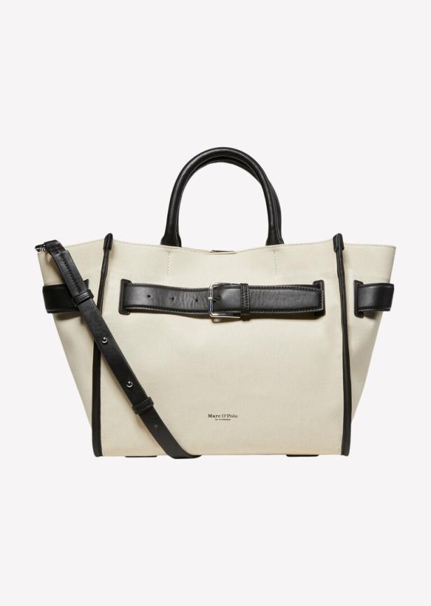Eine cremefarbene Marc O’Polo Handtasche mit schwarzen Akzenten und einem Trageriemen.