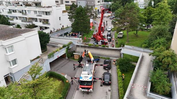 LINZ: FUSSGÄNGERBRÜCKE EINGESTÜRZT - ZWEI PERSONEN IN LKW EINGEKLEMMT LINZ: FUSSGÄNGERBRÜCKE EINGESTÜRZT - ZWEI PERSONEN IN LKW EINGEKLEMMT