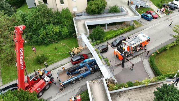 LINZ: FUSSGÄNGERBRÜCKE EINGESTÜRZT - ZWEI PERSONEN IN LKW EINGEKLEMMT LINZ: FUSSGÄNGERBRÜCKE EINGESTÜRZT - ZWEI PERSONEN IN LKW EINGEKLEMMT