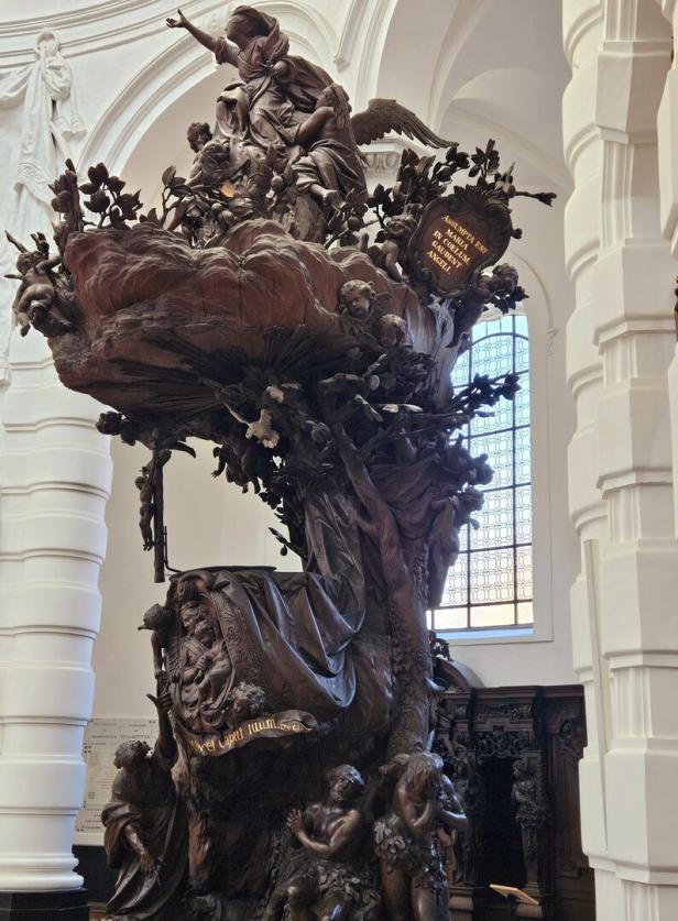 Monumentale Kanzel in der Basilika Hanswijk.