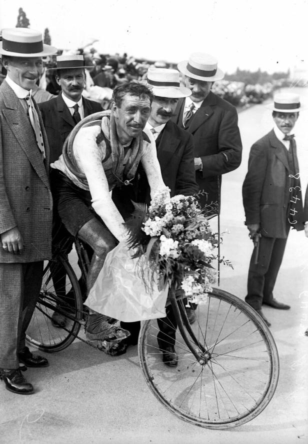 Paul Duboc (1884-1941), French racing Paul Duboc trinkt 1911 von einer Flasche und bricht mit einer Vergiftung zusammen