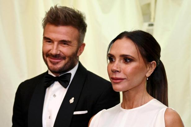 David Beckham und Victoria Beckham lächeln.