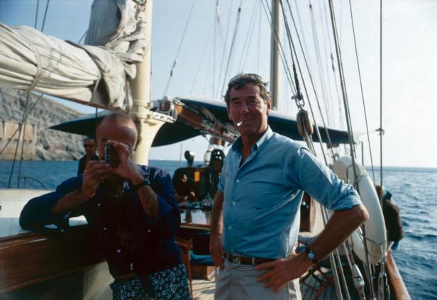 Aarons mit Begleitung auf einem Schiff.