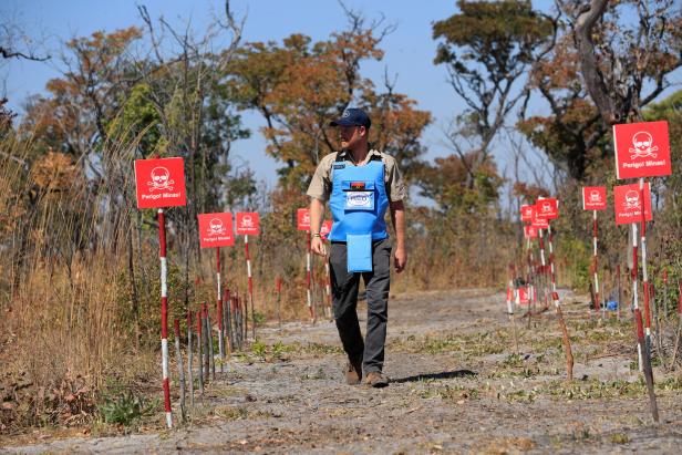 Harry marschierte im südafrikanischen Angola durch ein Minenfeld... Britain's Prince Harry recreates his mother's historic landmine walk during visit to Angola