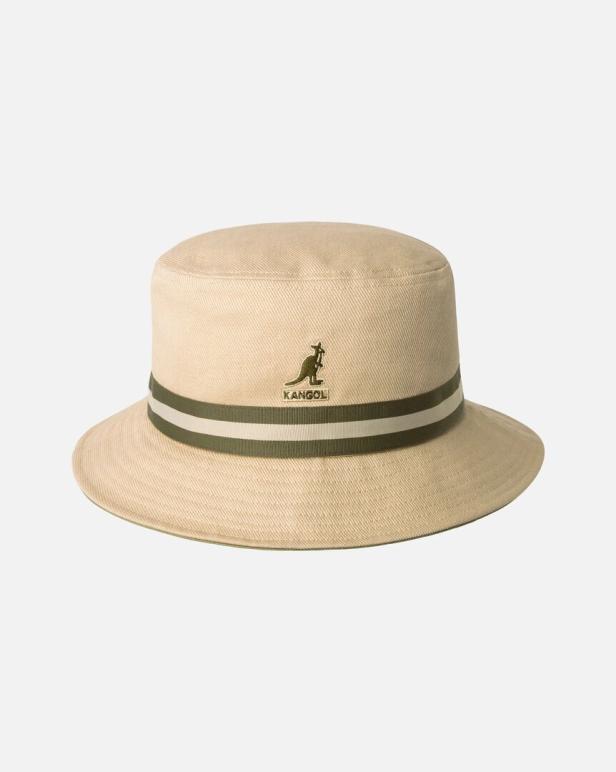 Ein beiger Kangol-Hut mit einem grünen und weißen Streifen.