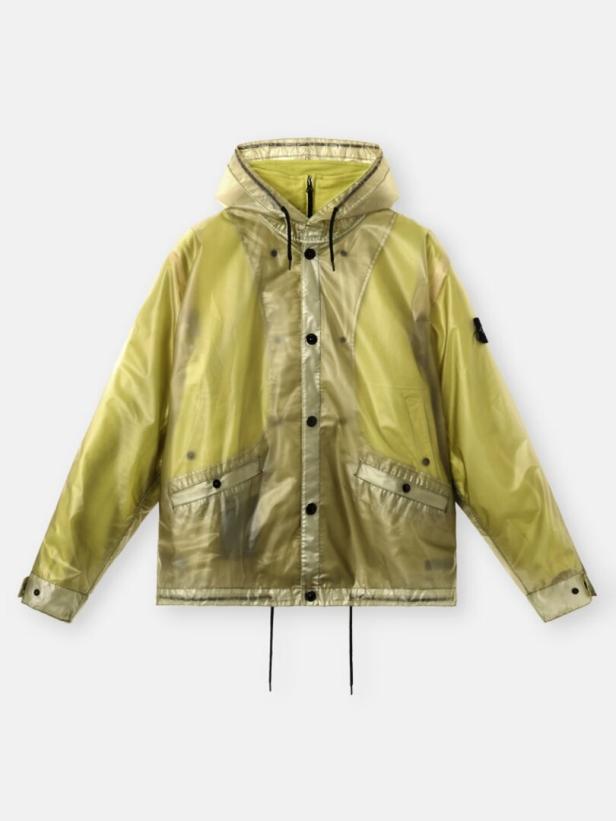 Eine gelbe, transparente Jacke mit Kapuze vor einem grauen Hintergrund.