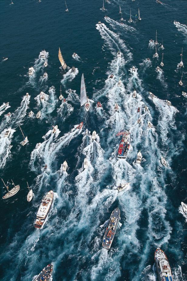 Eine Luftaufnahme des America's Cup Rennens von 1992 mit der „America 3“.