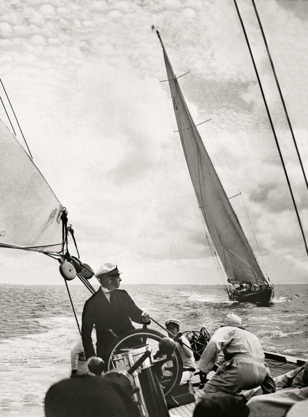Die Endeavour II unterstützt die Endeavour I während der Ryde-Auswahl im Jahr 1936.