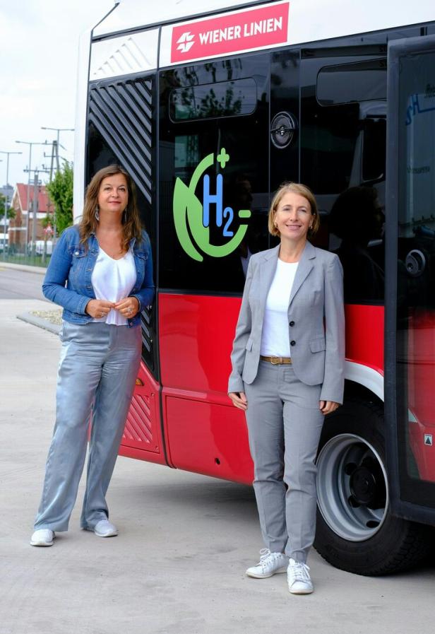 Sima und Senk bei einem Medientermin der Wiener Linien zur neuen Batterie-Wasserstoff-Busflotte.