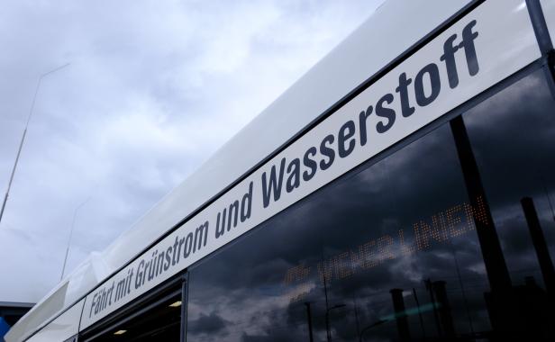 Medientermin der Wiener Linien zur neuen Batterie-Wasserstoff-Busflotte in Wien.