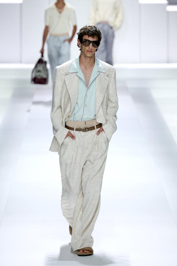 Ein Model läuft auf dem Laufsteg bei der Dolce & Gabbana Herrenkollektion Frühjahr/Sommer 2026 in Mailand.