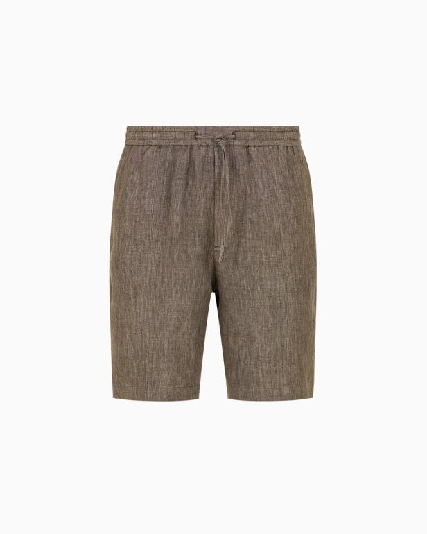 Eine kurze, braune Leinenhose mit Kordelzug vor einem weißen Hintergrund.