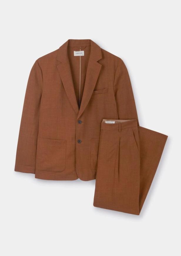 Ein brauner Leinenanzug, bestehend aus Jacke und Hose.