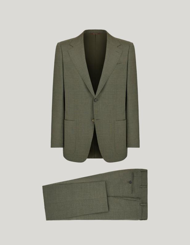 Ein grüner Herrenanzug, bestehend aus Jackett und Hose, vor einem hellgrauen Hintergrund.