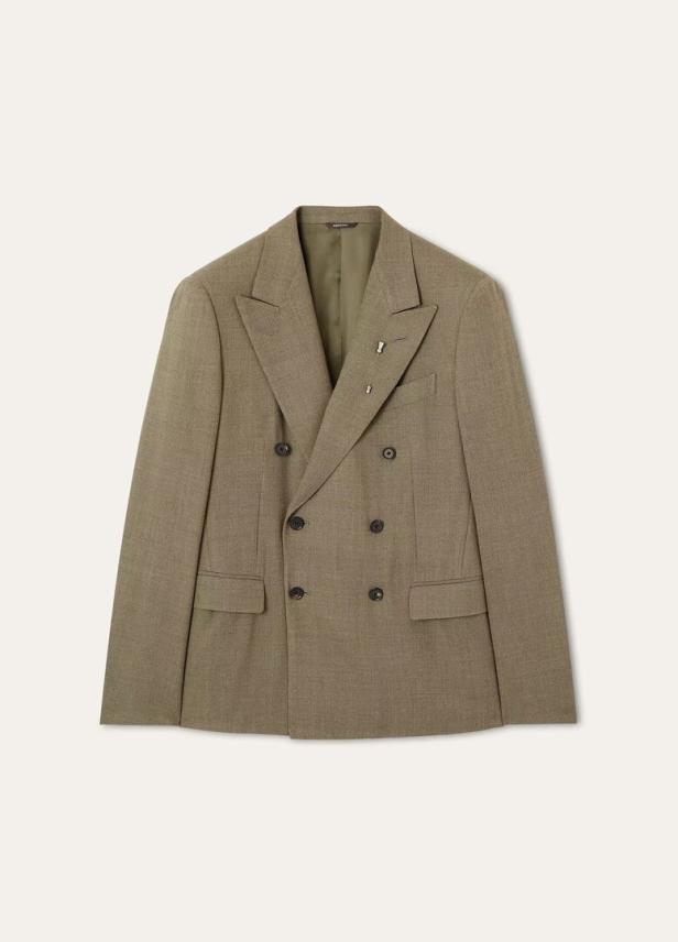 Ein khaki-farbener, zweireihiger Blazer mit Knöpfen und einer Brosche.