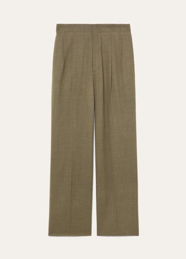 Eine olivgrüne Stoffhose mit Bügelfalten.